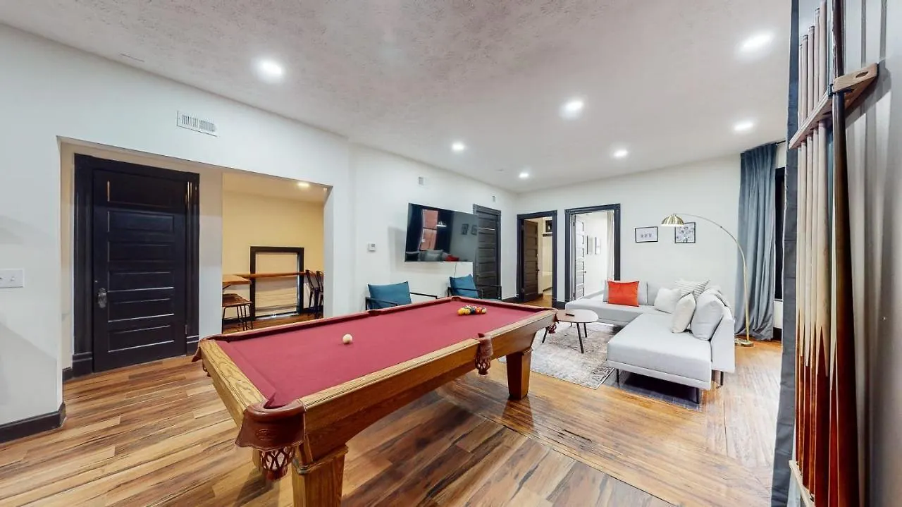 Stylish 2Nd Floor Apartment With Pool Table Office Space Near Churchill Downs Louisville USA