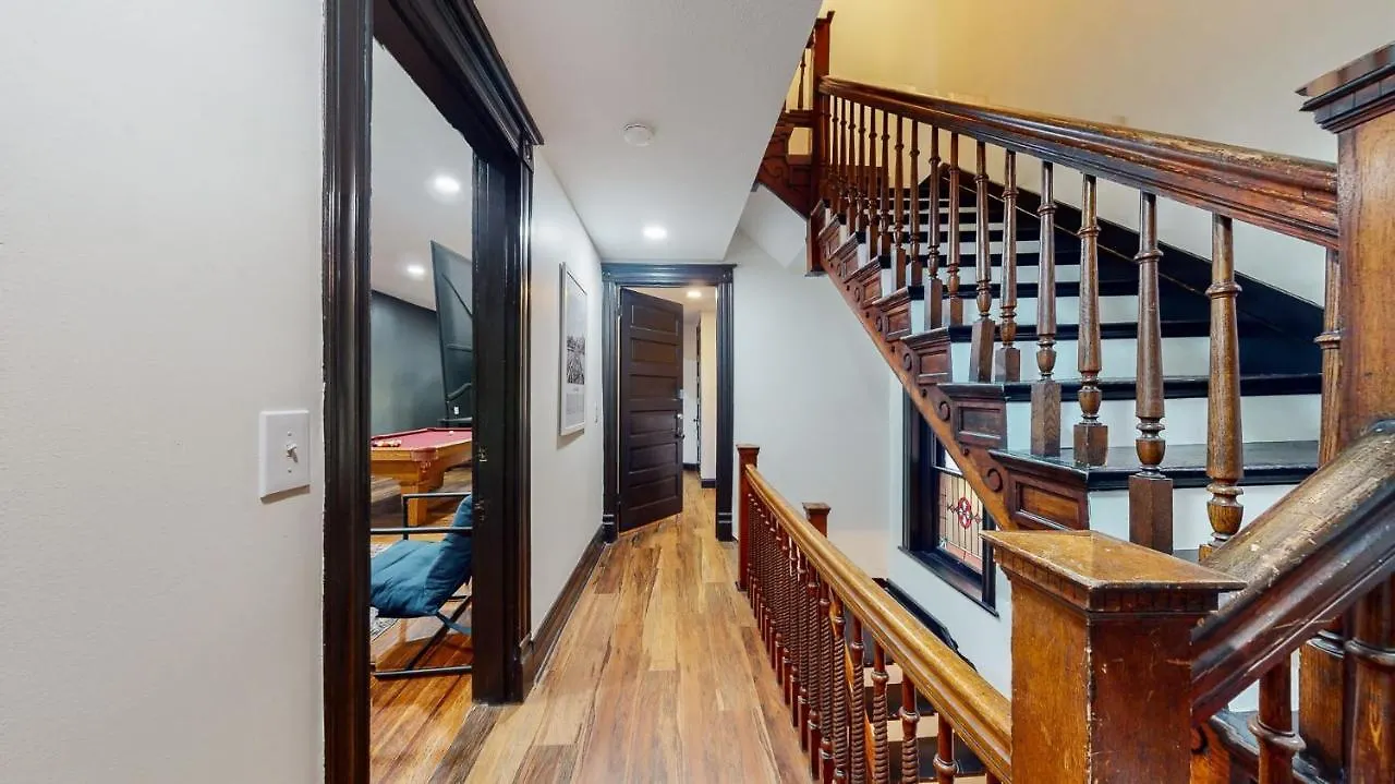 Stylish 2Nd Floor Apartment With Pool Table Office Space Near Churchill Downs Louisville