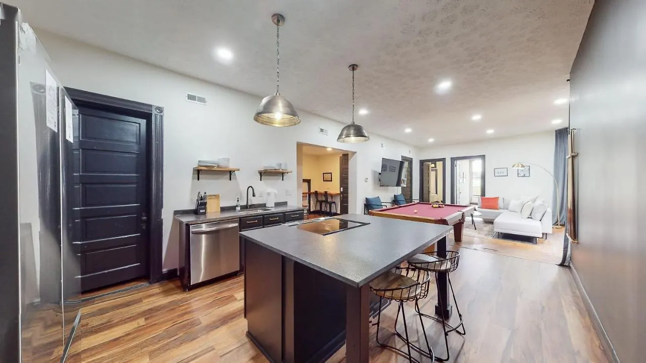 Stylish 2Nd Floor Apartment With Pool Table Office Space Near Churchill Downs Louisville