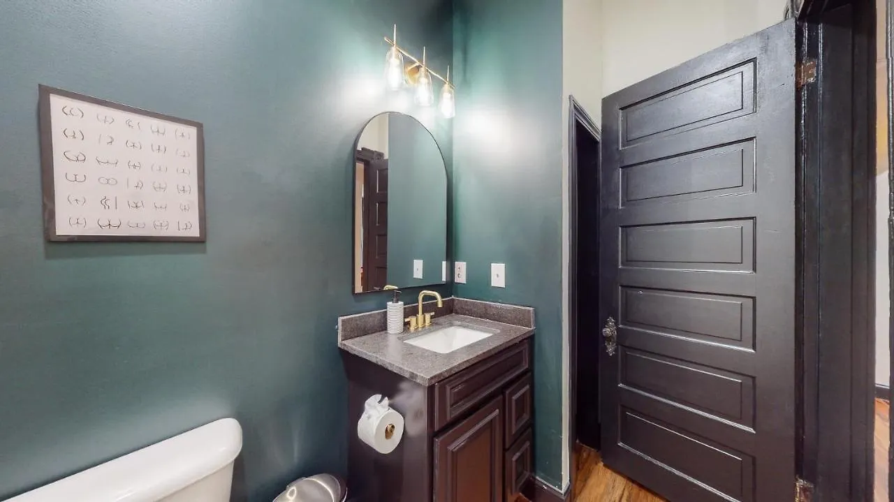 Stylish 2Nd Floor Apartment With Pool Table Office Space Near Churchill Downs Louisville USA