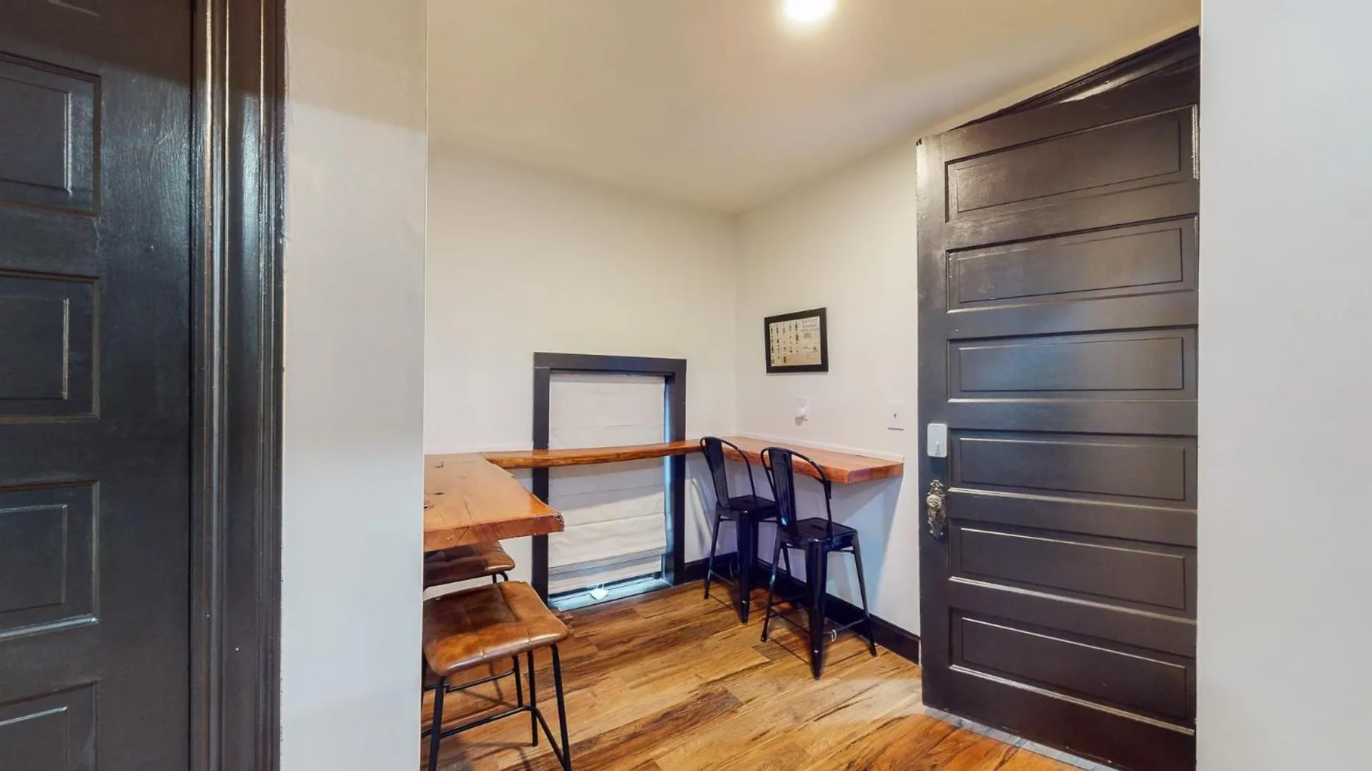 Stylish 2Nd Floor Apartment With Pool Table Office Space Near Churchill Downs Louisville USA