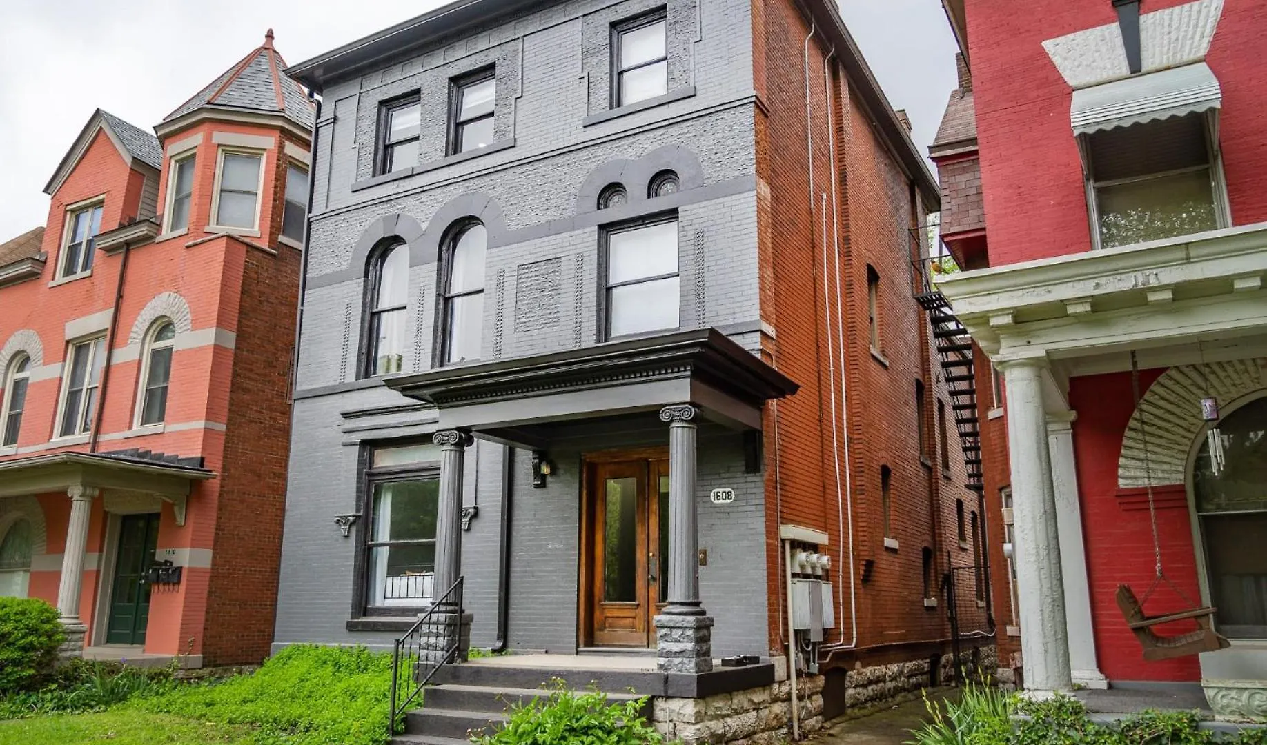 Stylish 2Nd Floor Apartment With Pool Table Office Space Near Churchill Downs Louisville
