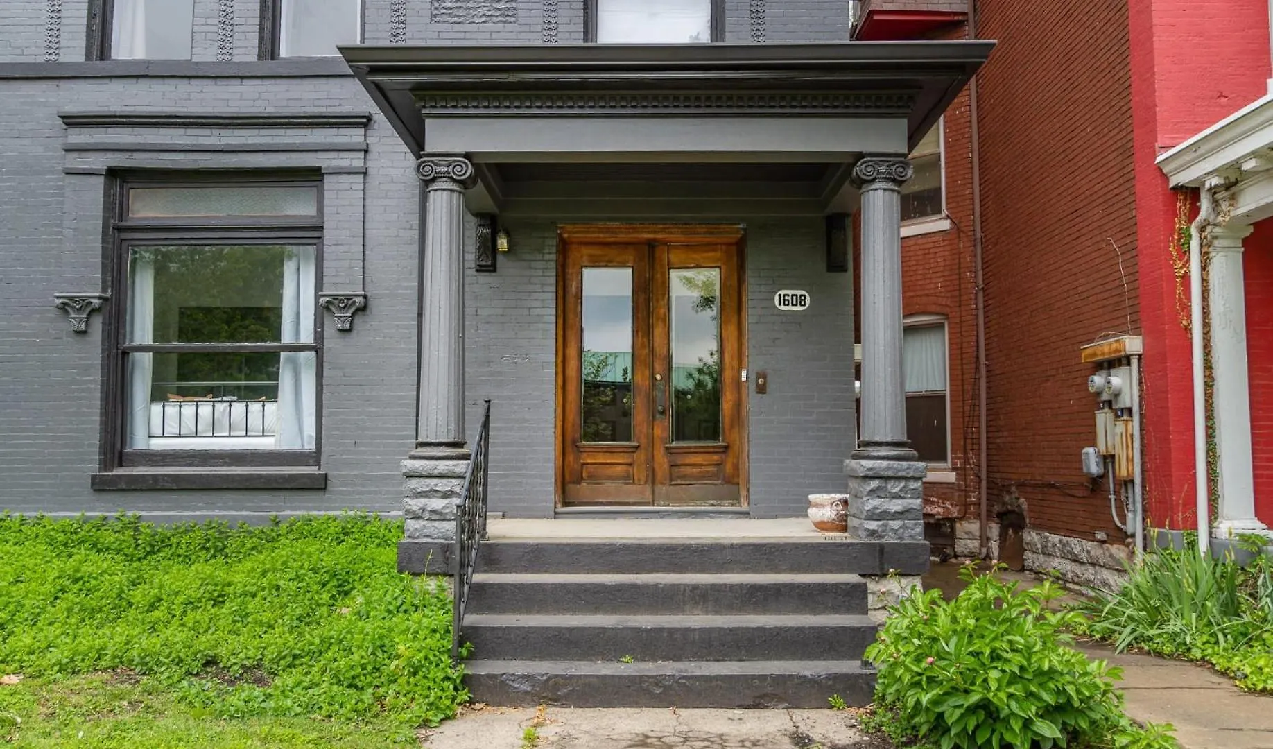 Stylish 2Nd Floor Apartment With Pool Table Office Space Near Churchill Downs Louisville